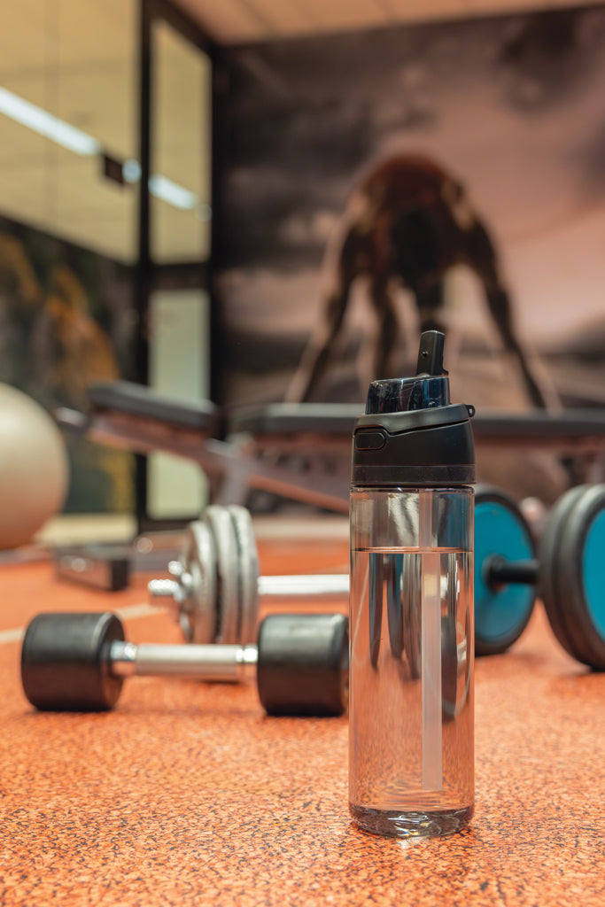 Load image into Gallery viewer, XD Collection Omni Sip RCS RPET water bottle in 800ml, clear drinkware with a black screw cap and ergonomic design.
