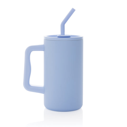 Reusable 800ml steel mug from XD Collection, made from recycled steel, with a sleek design and sturdy handle for everyday use.