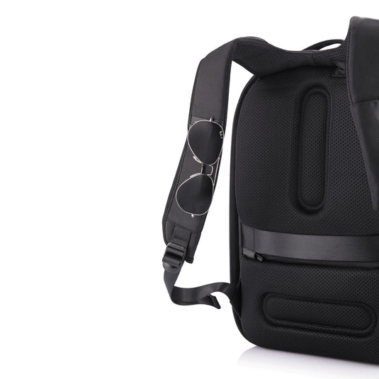 XD Design Flex gym bag in black with multiple compartments, suitable for sports and travel, made of durable material.