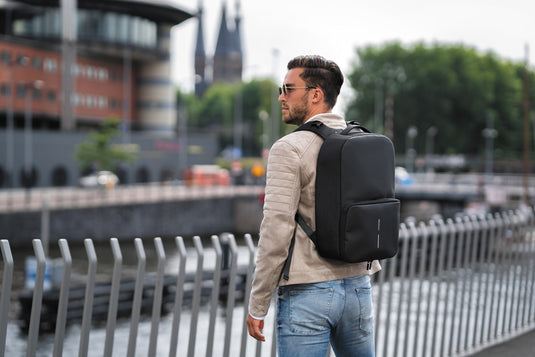 XD Design Flex Gym bag for bags and travel, featuring multiple compartments and a sleek design, suitable for sports or travel use.