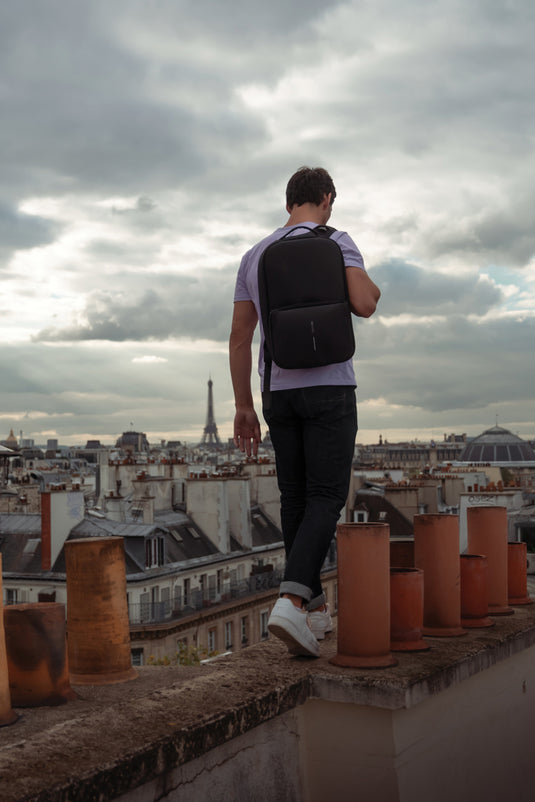 XD Design Flex Gym Bag in black with multiple compartments and adjustable straps, designed for convenient travel and gym use.