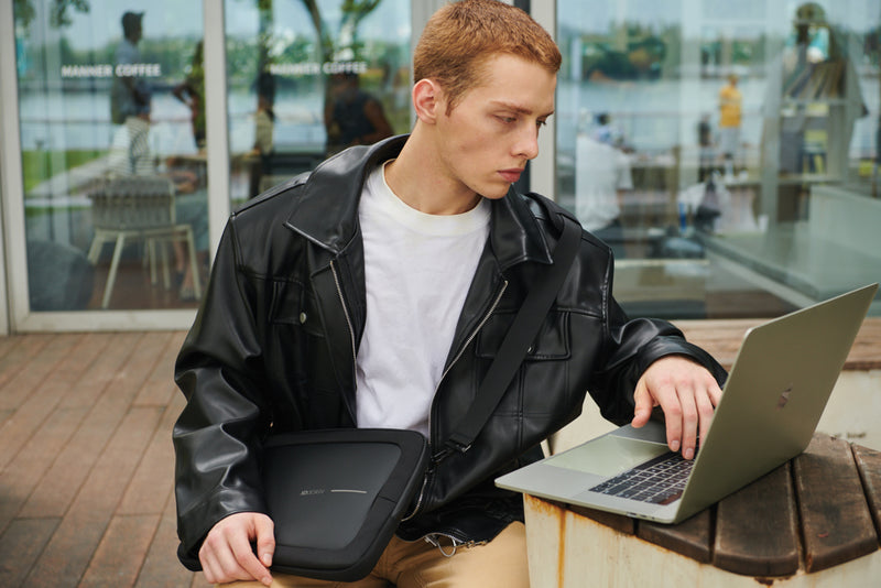 Load image into Gallery viewer, XD Design 14-inch laptop bag with padded compartments and adjustable shoulder strap, made from durable, stylish materials.
