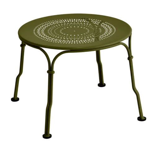 Fermob 1900 Low Table with a 45 cm diameter, made of metal, featuring a sleek round design in a green finish.
