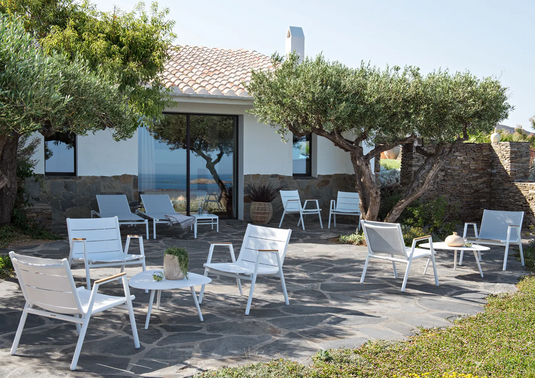 Fermob Pilotis V. Batyline® sunlounger with sleek design, featuring a Batyline® fabric seat and modern outdoor furniture style.
