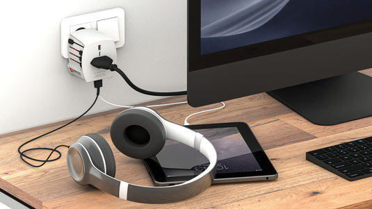 Skross SKROSS World Travel Adapter MUV with USB A and C ports, compact phone and tablet charging accessory for global travel.