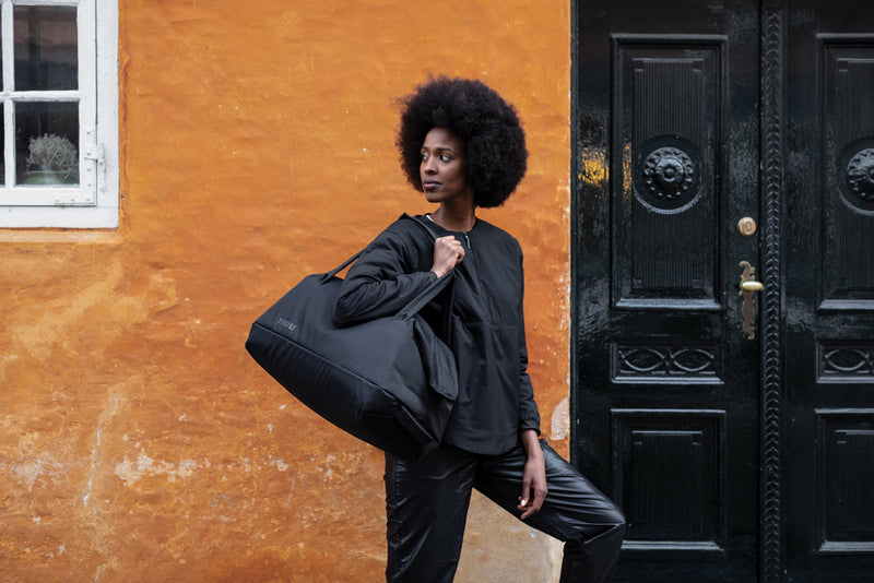 Load image into Gallery viewer, Thule Subterra 2 Duffel 35L in black, showing its durable fabric and sturdy handles for travel and storage use.
