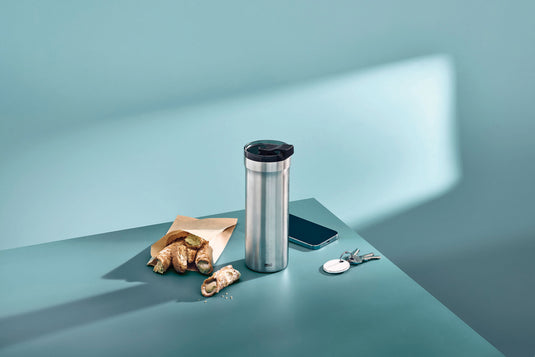 AdHoc Thermal Mug Pulse in black with stainless steel interior, designed for hot beverages, ideal for home and travel use.