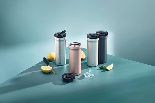 AdHoc Thermal Mug Pulse in black with stainless steel lid, designed for hot beverages, ideal for home and travel use.