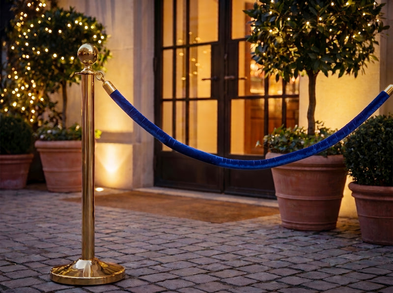 Load image into Gallery viewer, Securit Barriers Systems - Classic Ropes - Blue 59,5x4x4cm - Pack of 5 - in use
