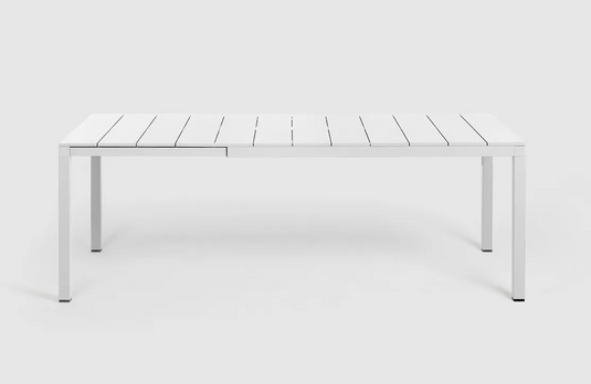 Outdoor Nardi Rio Alu 140 Extensible Table with aluminum frame and wooden top, ideal for outdoor dining and gatherings.