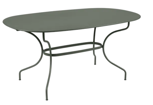 Fermob OPÉRA+ oval outdoor metal table, 160x90 cm, six-seater, with sleek metal design and modern outdoor style.