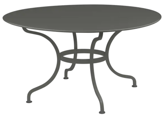 Fermob Romane round table with 137cm diameter, suitable for 8 guests, shown in a stylish outdoor patio setting.