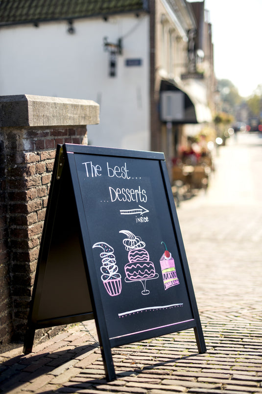 Securit Lit Pavement Sign Set - Woody Small Pinewood Pavement Board in Black 85 cm - Board + LED Lamp + Wind Stopper + Markers - in use