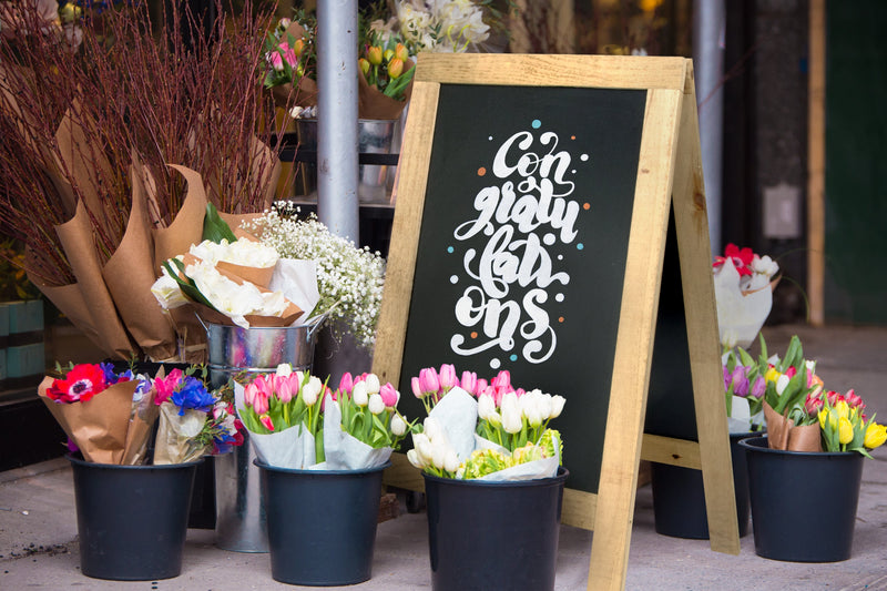 Load image into Gallery viewer, Securit Lit Pavement Sign Set - Nature Small Beechwood Pavement Board 85 cm - Board + LED Lamp + Wind Stopper + Markers - in use
