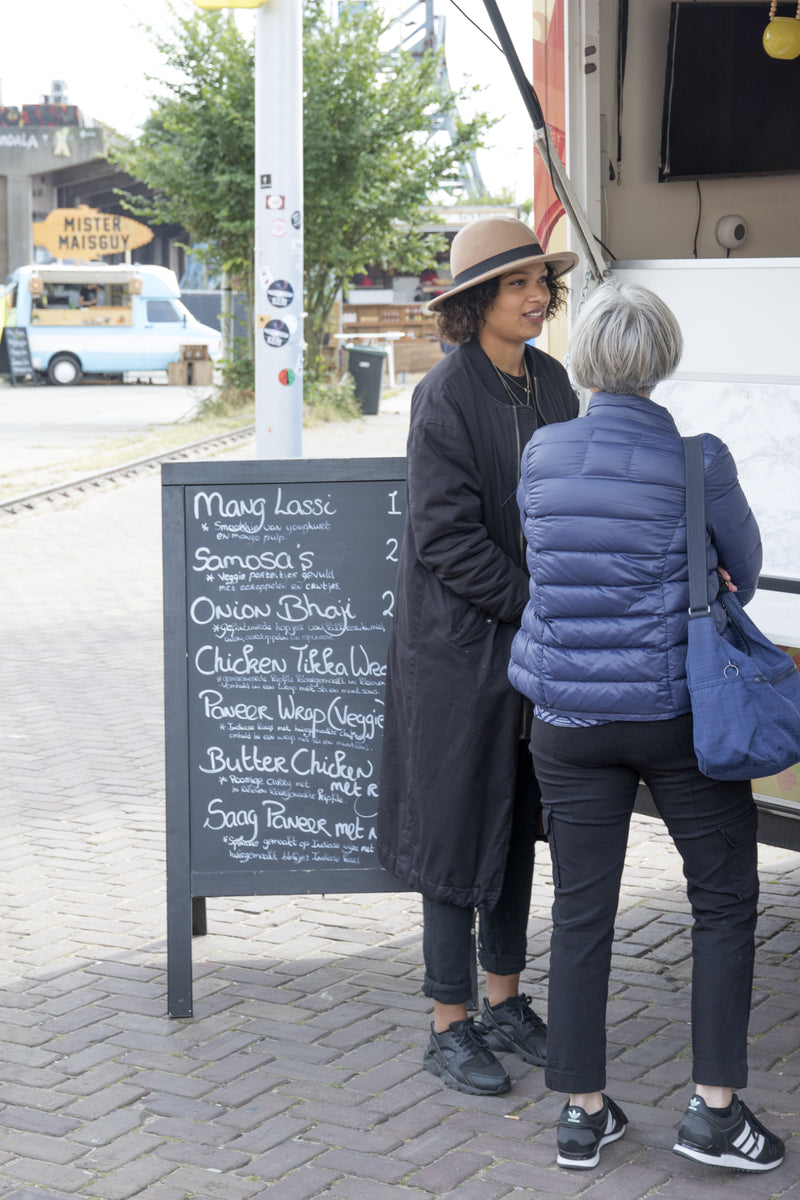 Load image into Gallery viewer, Securit Pavement Boards - Woody - Black 120x68,5x72,5cm - in use
