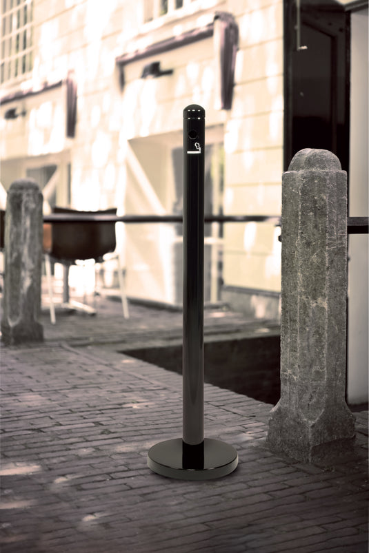 Securit Barriers Systems - Smoke Pole - Black 100,5x6,8x6,8cm - in use