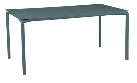 Fermob CALVI rectangular kitchen table, 160x80 cm, six-seater with modern design, shown in a stylish outdoor setting.