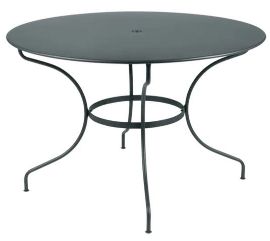 Fermob OPÉRA+ outdoor metal table in Storm Grey, 117 cm diameter, six-seater with a sleek, modern design for outdoor dining.