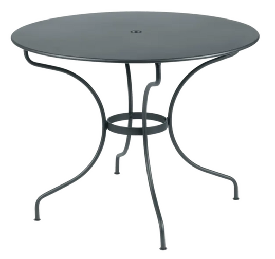 Fermob OPÉRA+ outdoor metal table in Storm Grey, 96 cm diameter, suitable for five-seater patio or garden space.
