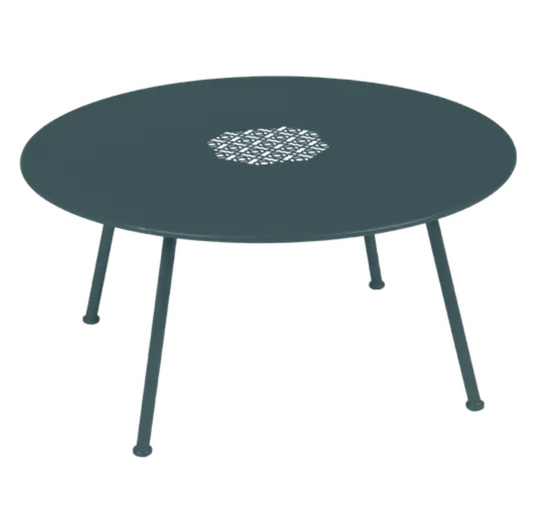 Storm gray Fermob Lorette low coffee table with metal construction and Ø80 cm diameter, suitable for outdoor spaces.