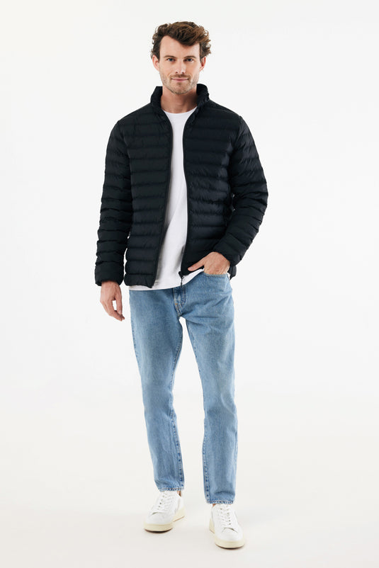 IQONIQ Maiko men's recycled polyester padded jacket, lightweight textile with a slim fit and stylish design.
