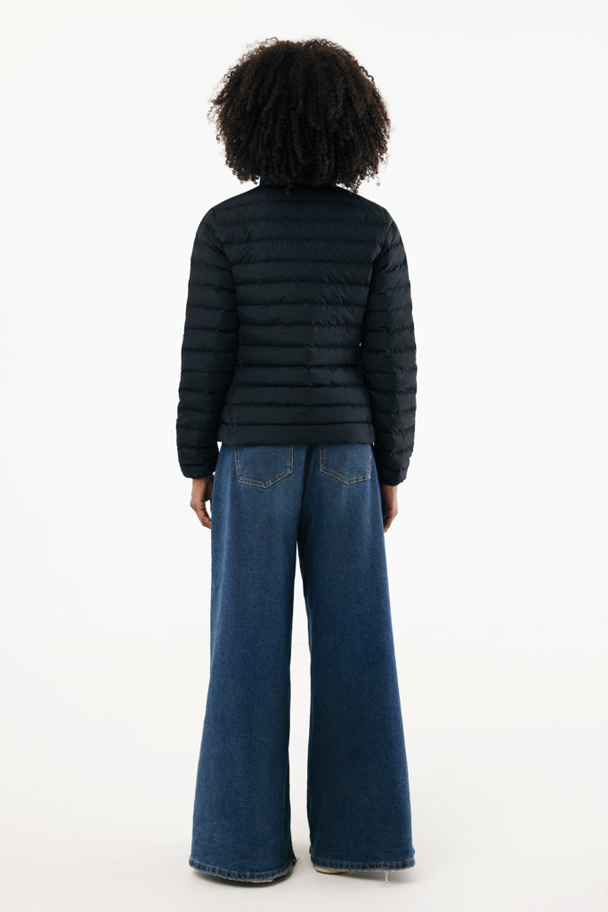Load image into Gallery viewer, Maiko women recycled polyester padded jacket by iqoniq, showcasing the textile's quilted design and eco-friendly padded construction.
