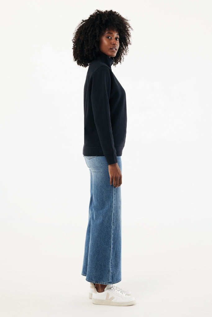 Load image into Gallery viewer, Iqoniq Elgon recycled cotton quarter zip sweater, close-up of the green textile with zipper detail.
