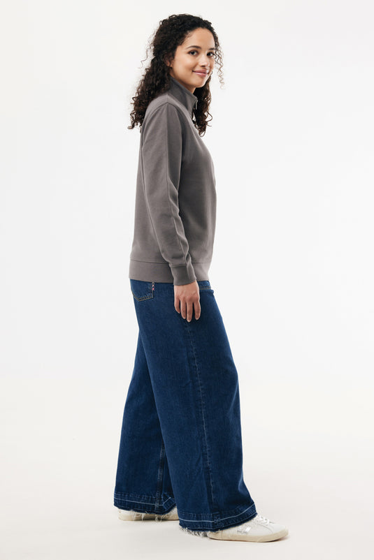 Iqoniq Elgon recycled cotton quarter zip sweater, close-up of the textile fabric and quarter-length zipper detail.