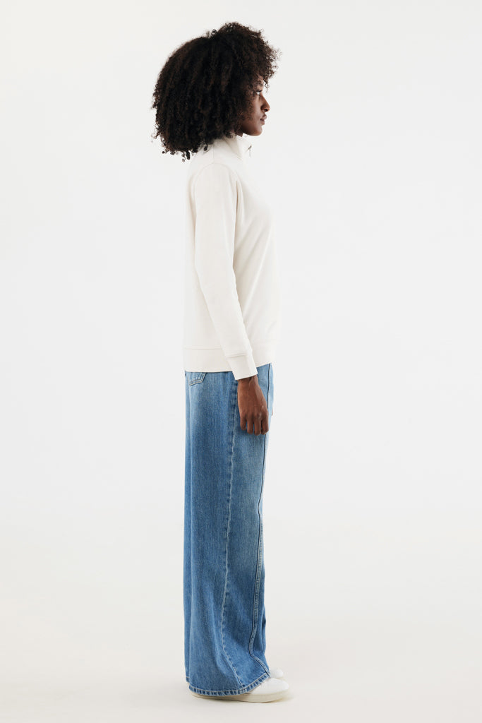 Load image into Gallery viewer, Iqoniq Elgon recycled cotton quarter zip sweater, close-up of textured green textile with a half-zip collar and soft fabric details.
