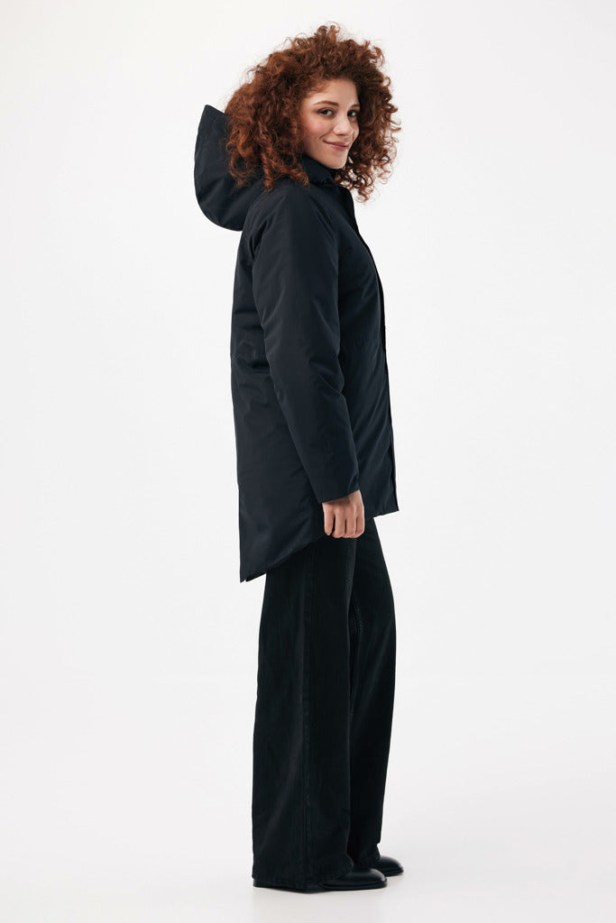 Load image into Gallery viewer, Iqoniq Thelon recycled polyester parka in textile, showcasing the insulated, eco-friendly design with a hood and full front zipper.
