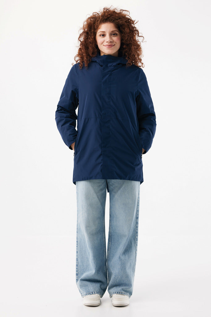 Load image into Gallery viewer, Iqoniq Thelon recycled polyester parka in textile, showing the warm, eco-friendly outerwear with a hood and front zipper.
