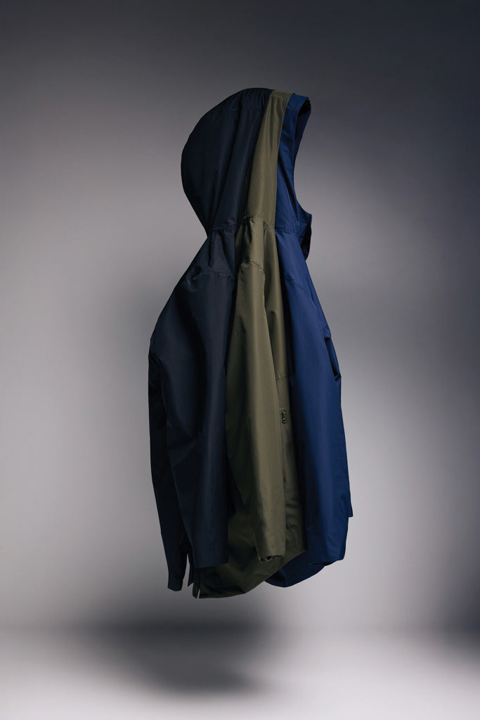 Load image into Gallery viewer, Men's Thelon recycled polyester parka by iqoniq, showcasing a lightweight textile with a hood and front zipper.
