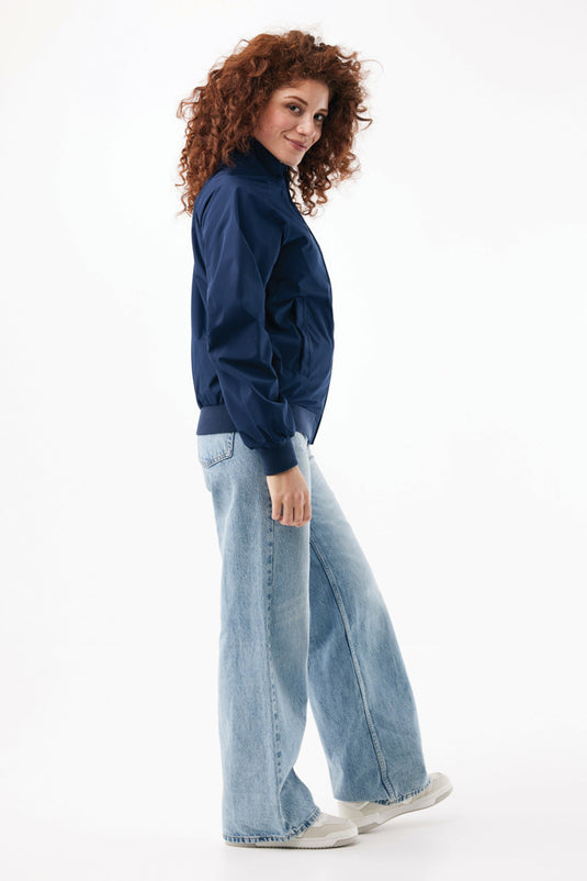 Iqoniq Odin recycled polyester urban jacket displayed on a textile mannequin, showcasing its modern design and eco-friendly fabric.
