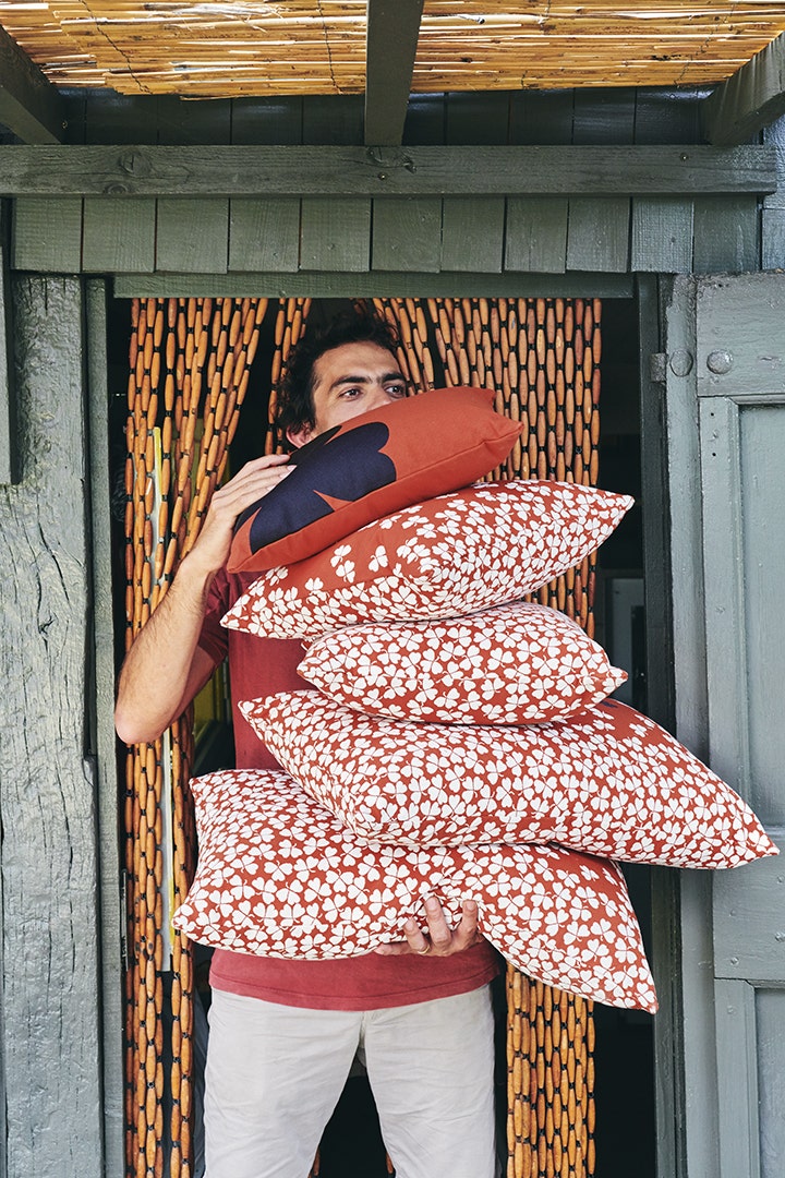 Load image into Gallery viewer, Fermob Trèfle Outdoor Cushion 44 x 44 cm – lifestyle
