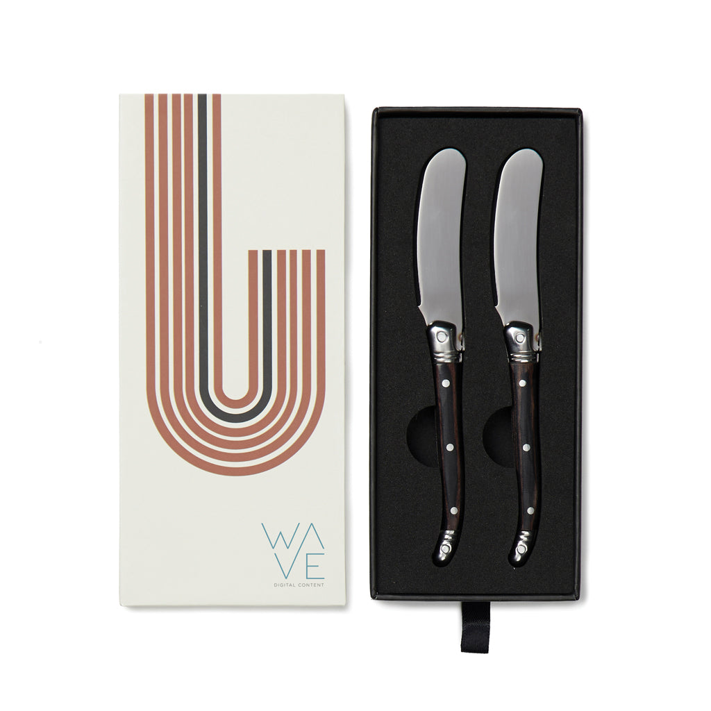 Vinga Gigaro butter knives set with stainless steel blades and wooden handles, ideal for serving butter at home.