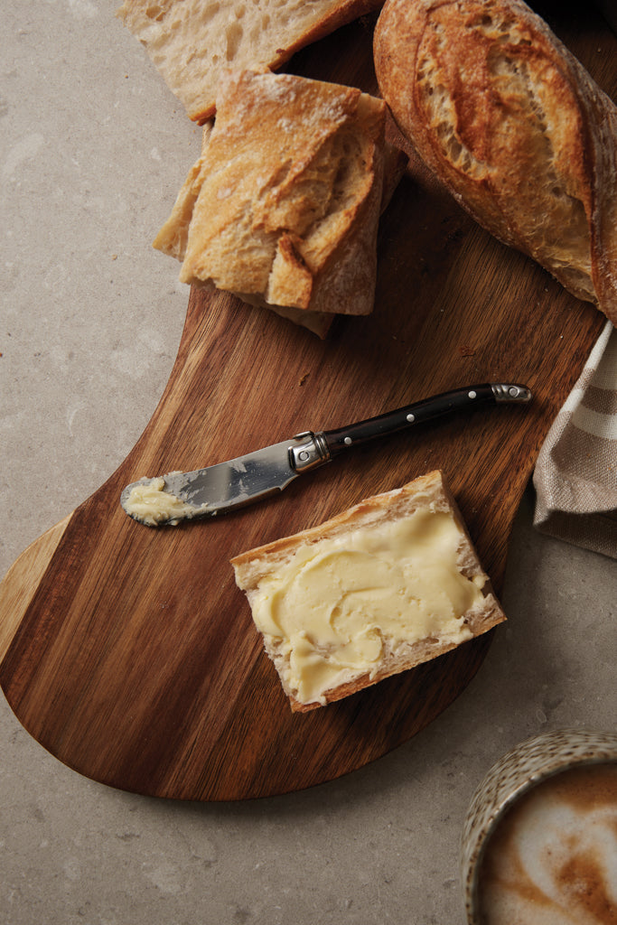 Vinga Gigaro butter knives set with polished stainless steel blades and elegant wooden handles for home and dining use.
