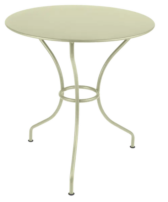 Fermob OPÉRA+ outdoor metal table in Willow Green with 67 cm diameter, suitable for patio or restaurant outdoor seating.