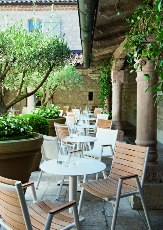 Fermob PILOTIS teak outdoor chair with sleek aluminium frame and teak wood seat, designed for stylish outdoor relaxation.