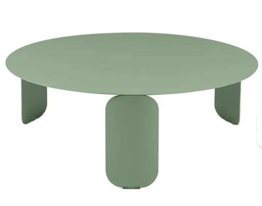 Fermob Bebop Low Table Ø80cm outdoor round coffee table in anthracite, featuring a sleek modern design with a cactus background.