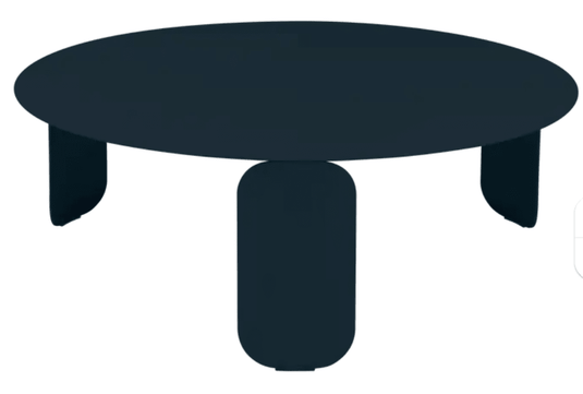 Deep blue Fermob Bebop Low Table Ø80cm, round outdoor coffee table with anthracite finish, perfect for outdoor seating areas.