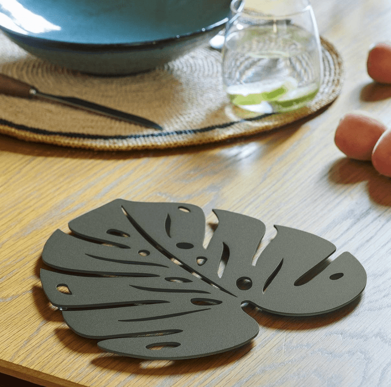 Load image into Gallery viewer, Fermob Bouquet Sauvage Monstera non-slip metal pad with leafy design, ideal for protecting surfaces and preventing slipping.

