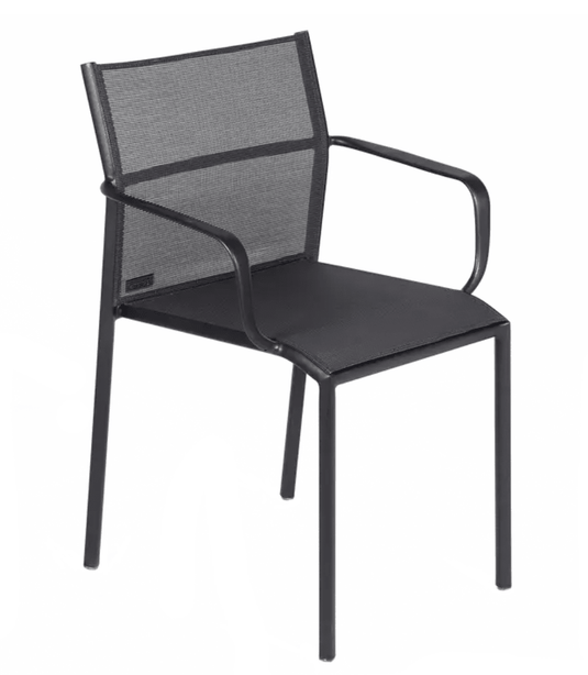 Antracite Fermob Cadiz outdoor armchair with aluminum frame and technical fabric seating, suitable for garden or patio use.