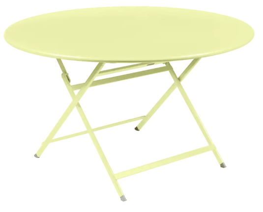 Fermob Caractère foldable metal table with 128 cm diameter in frosted lemon color, set up as an eight-seater outdoor table.