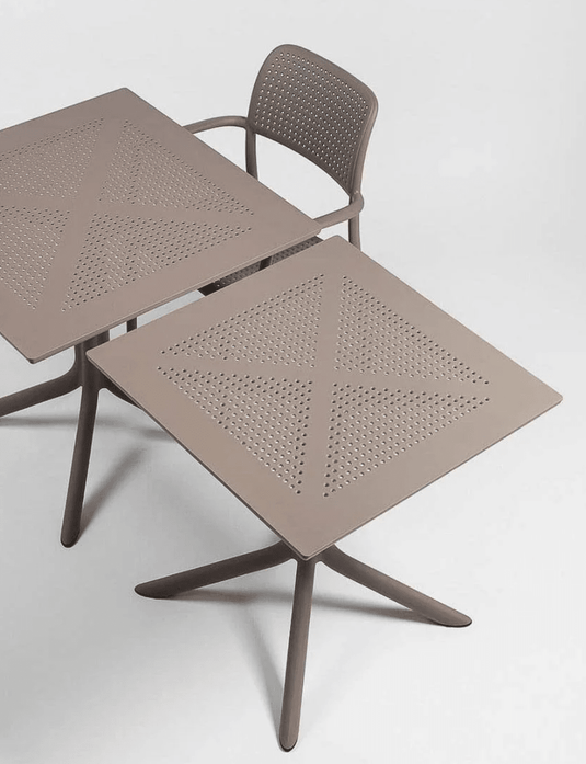 Clip 70 Outdoor Table - Custom Wood DesignsOutdoor Nardi Clip 70 table with wooden top and metal legs, designed for outdoor restaurant and hotel use.Outdoor Table Nardi24575204894231Agave
