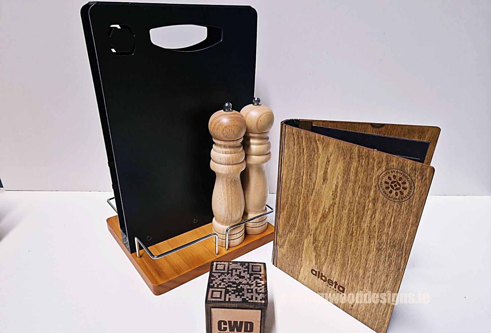 Six Securit chalkboard table caddies for condiments, featuring black chalkboard surfaces for labeling and easy access.