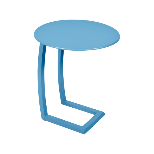 Fermob Alizé Offset Low Table Ø48 cm in Maya Blue – offset side table in aluminium