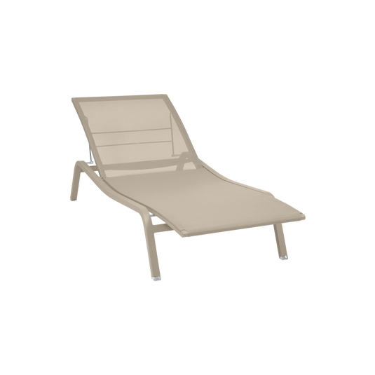 Fermob Alizé Sun Lounger in Nutmeg – aluminium sun lounger with Batyline® fabric