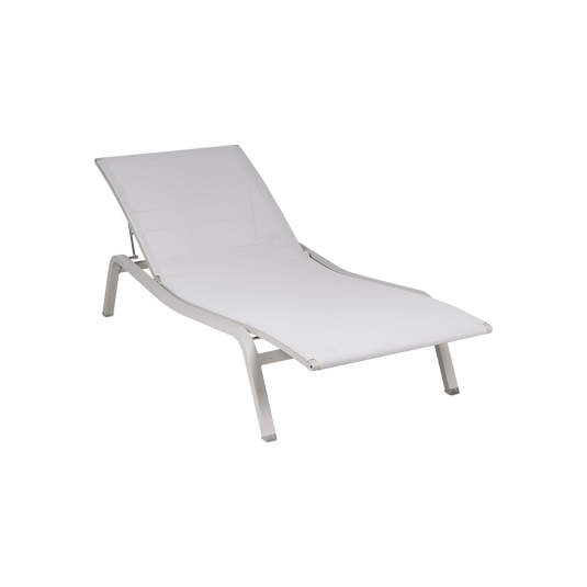 Fermob Alizé Sun Lounger in Stereo Clay Grey – aluminium sun lounger with Batyline® fabric