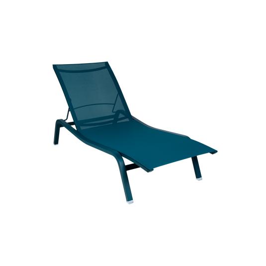 Fermob Alizé XS Sun Lounger in Stereo Acapulco Blue – compact sun lounger in aluminium