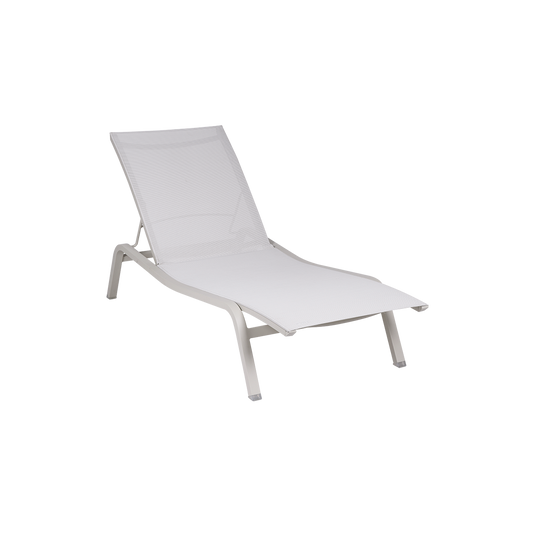 Fermob Alizé XS Sun Lounger in Stereo Clay Grey – compact sun lounger in aluminium